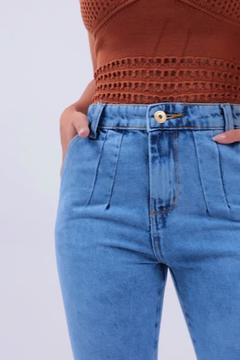 Calça Mom  Clara Jeans Cintura Alta Cós Plissado Feminina