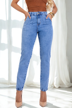 Calça Mom  Clara Jeans Cintura Alta Cós Plissado Feminina